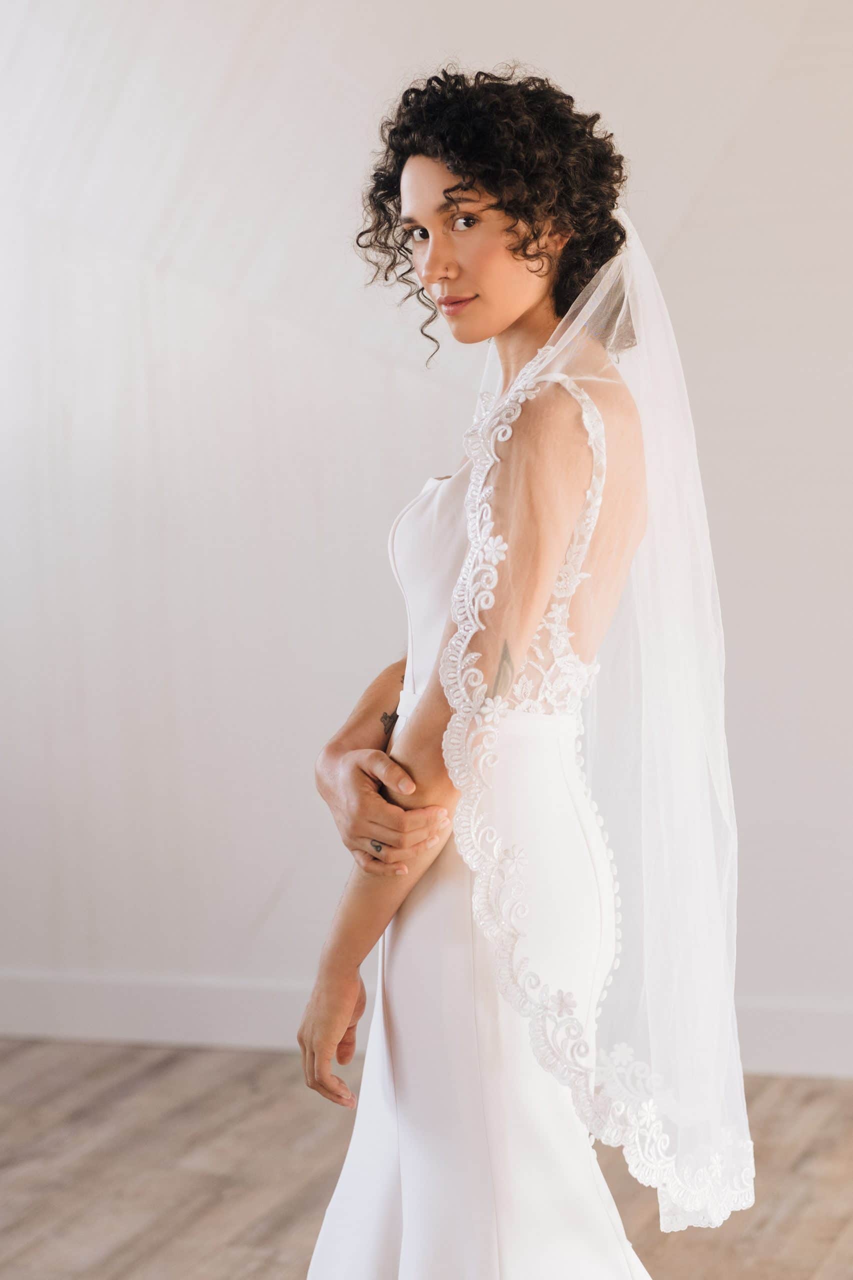 Viniodress Fingertip Length Lacy Veil