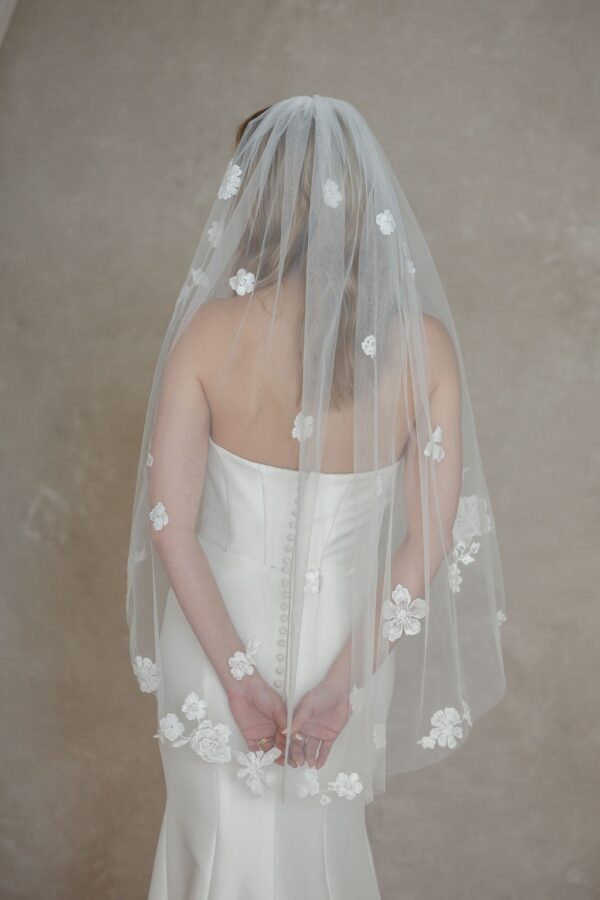 Simone Scattered Lace Veil - Image 3